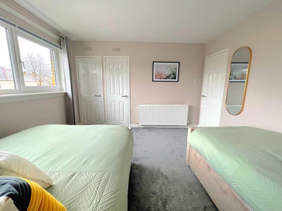 Quirky, Family Home In Glasgow Cardonald Exterior photo