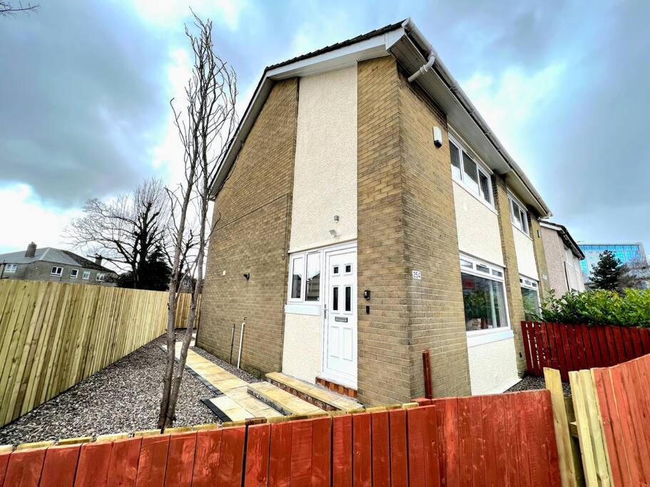 Quirky, Family Home In Glasgow Cardonald Exterior photo