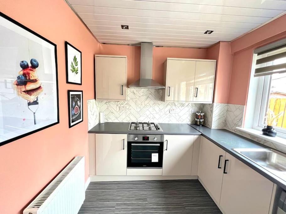 Quirky, Family Home In Glasgow Cardonald Exterior photo